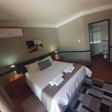 Oakwood Lodge Bloemfontein Extérieur photo A room at the Protea Hotel, Polokwane