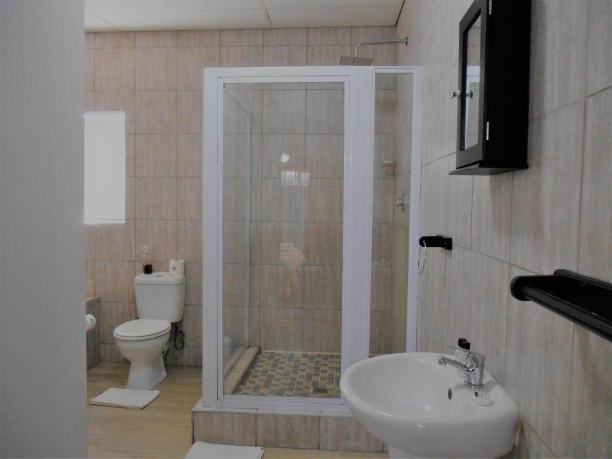 Oakwood Lodge Bloemfontein Extérieur photo A shower cubicle