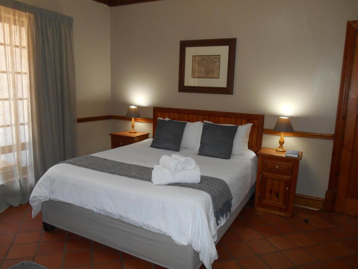 Oakwood Lodge Bloemfontein Extérieur photo A bedroom at the hotel