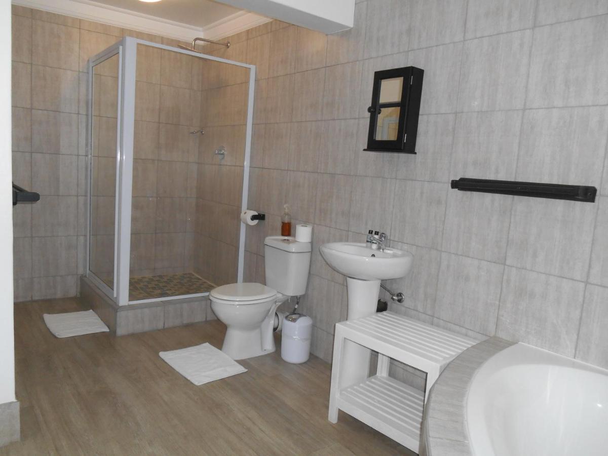 Oakwood Lodge Bloemfontein Extérieur photo Bathroom with shower cubicle