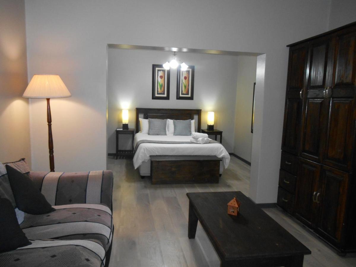 Oakwood Lodge Bloemfontein Extérieur photo A bedroom in a hotel