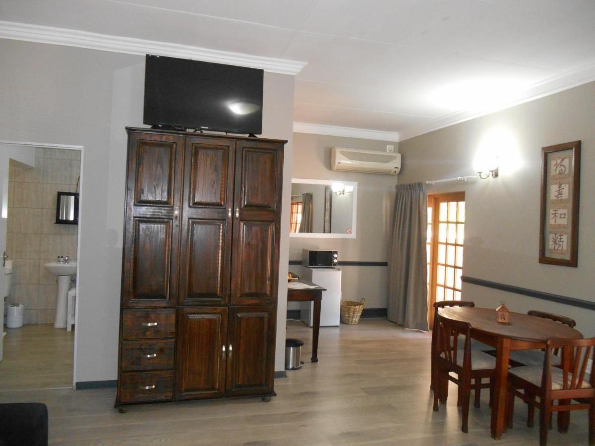 Oakwood Lodge Bloemfontein Extérieur photo A typical guest room at the hotel