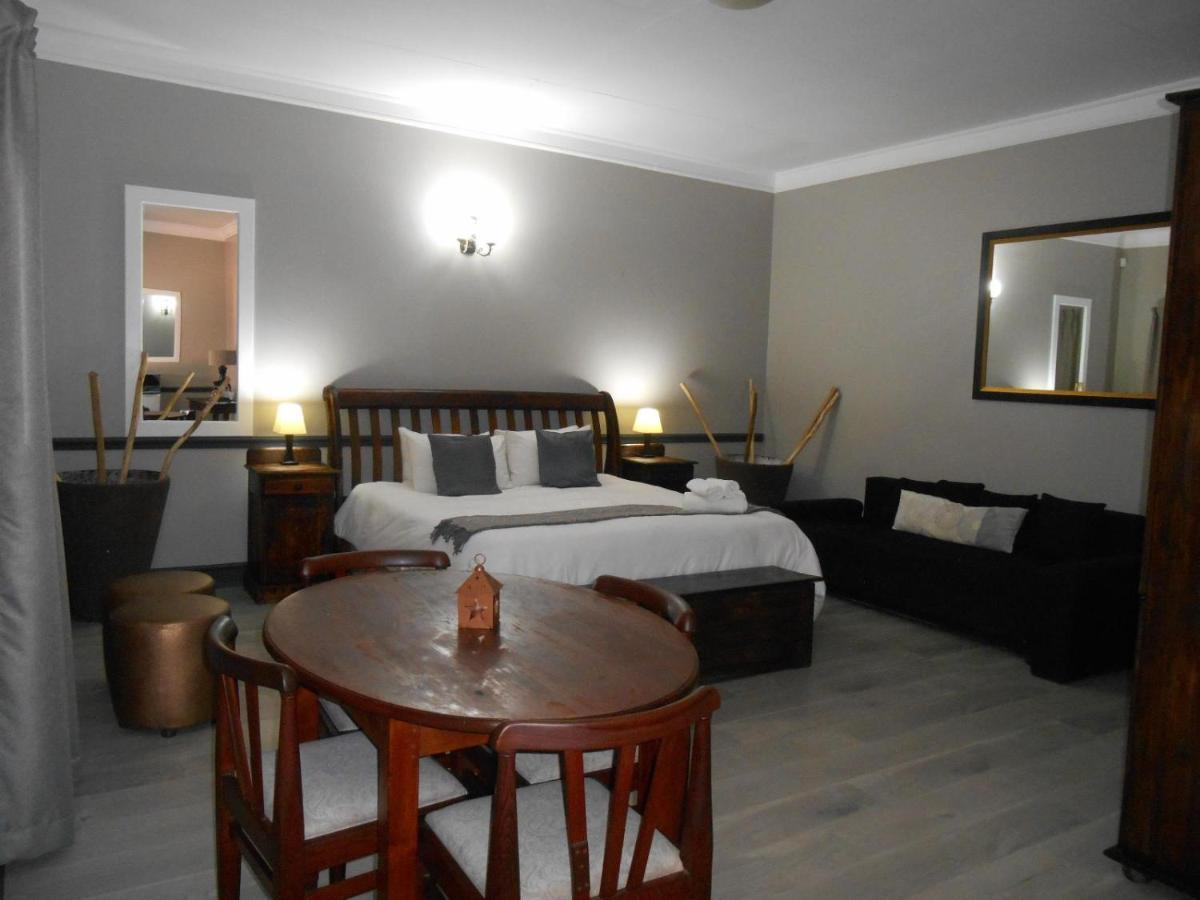 Oakwood Lodge Bloemfontein Extérieur photo A bedroom in a hotel