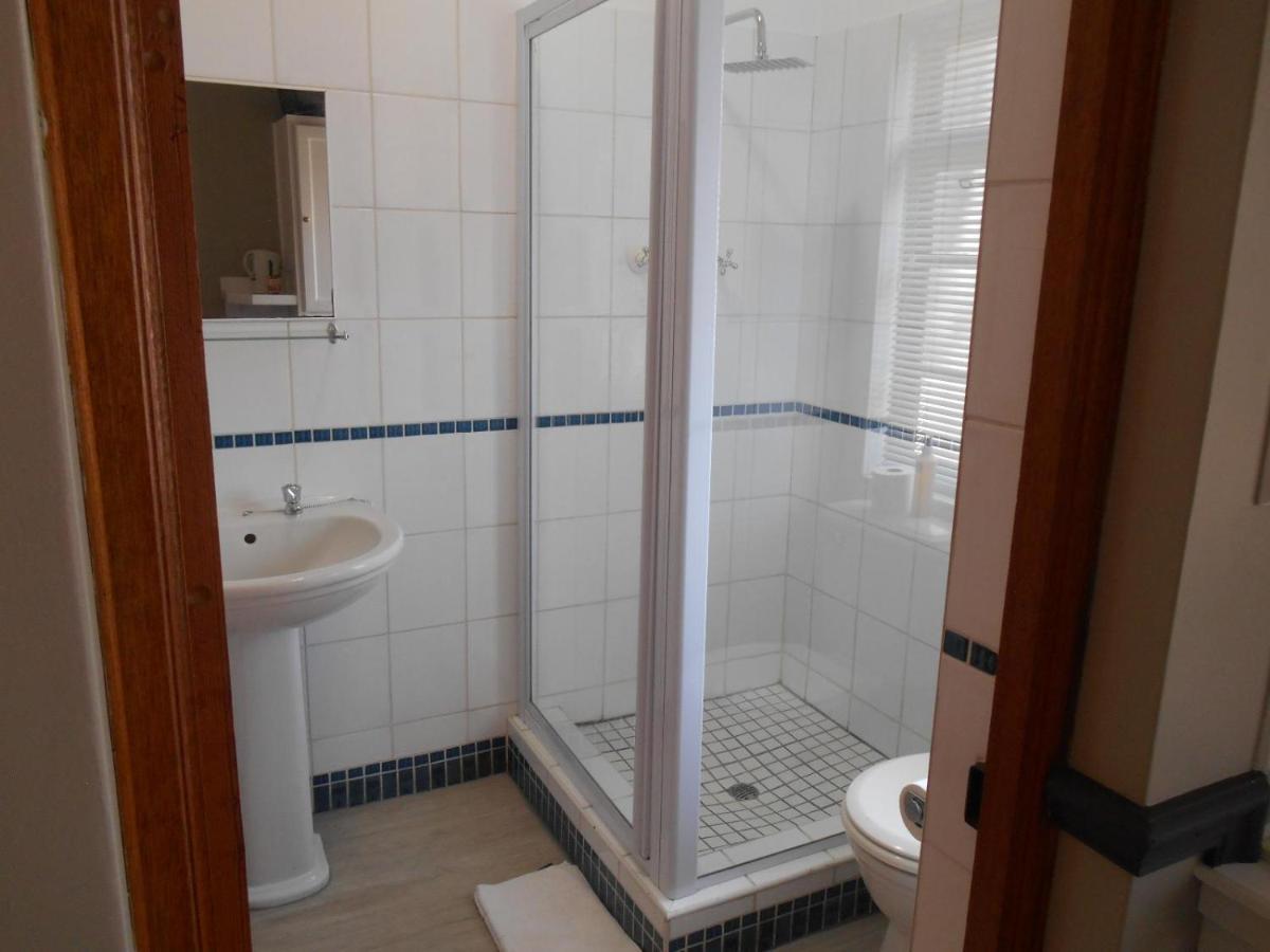 Oakwood Lodge Bloemfontein Extérieur photo A shower cubicle