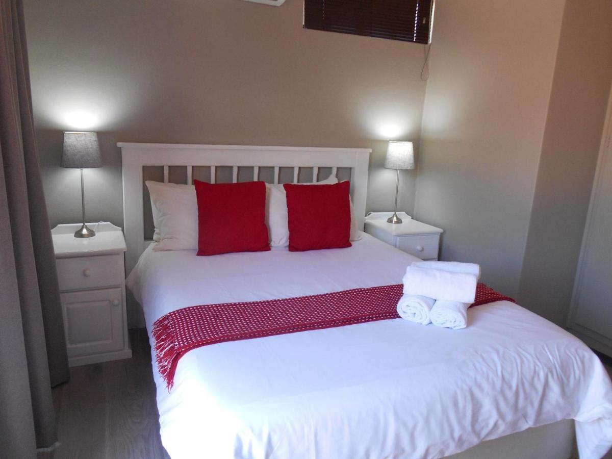 Oakwood Lodge Bloemfontein Extérieur photo A bedroom in a guest house