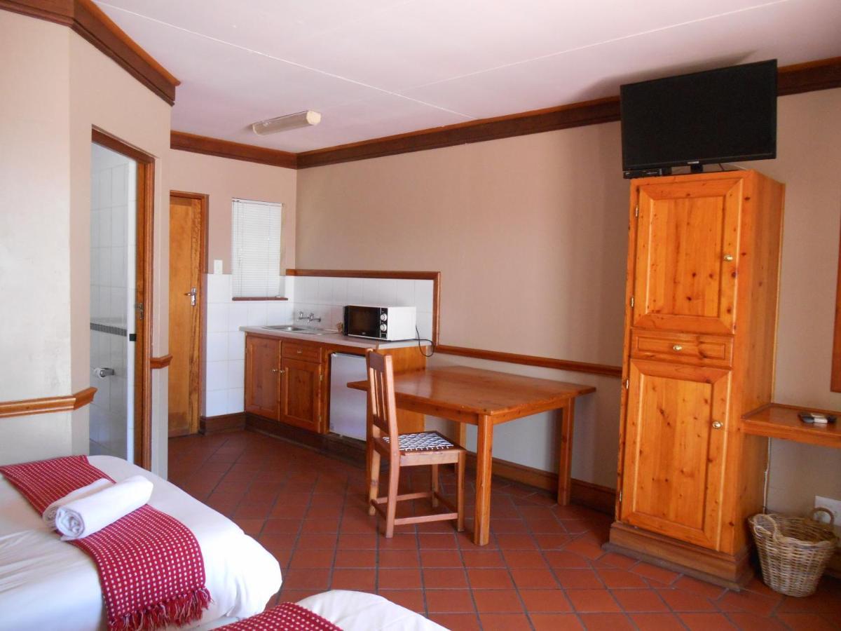 Oakwood Lodge Bloemfontein Extérieur photo A typical room at the hotel