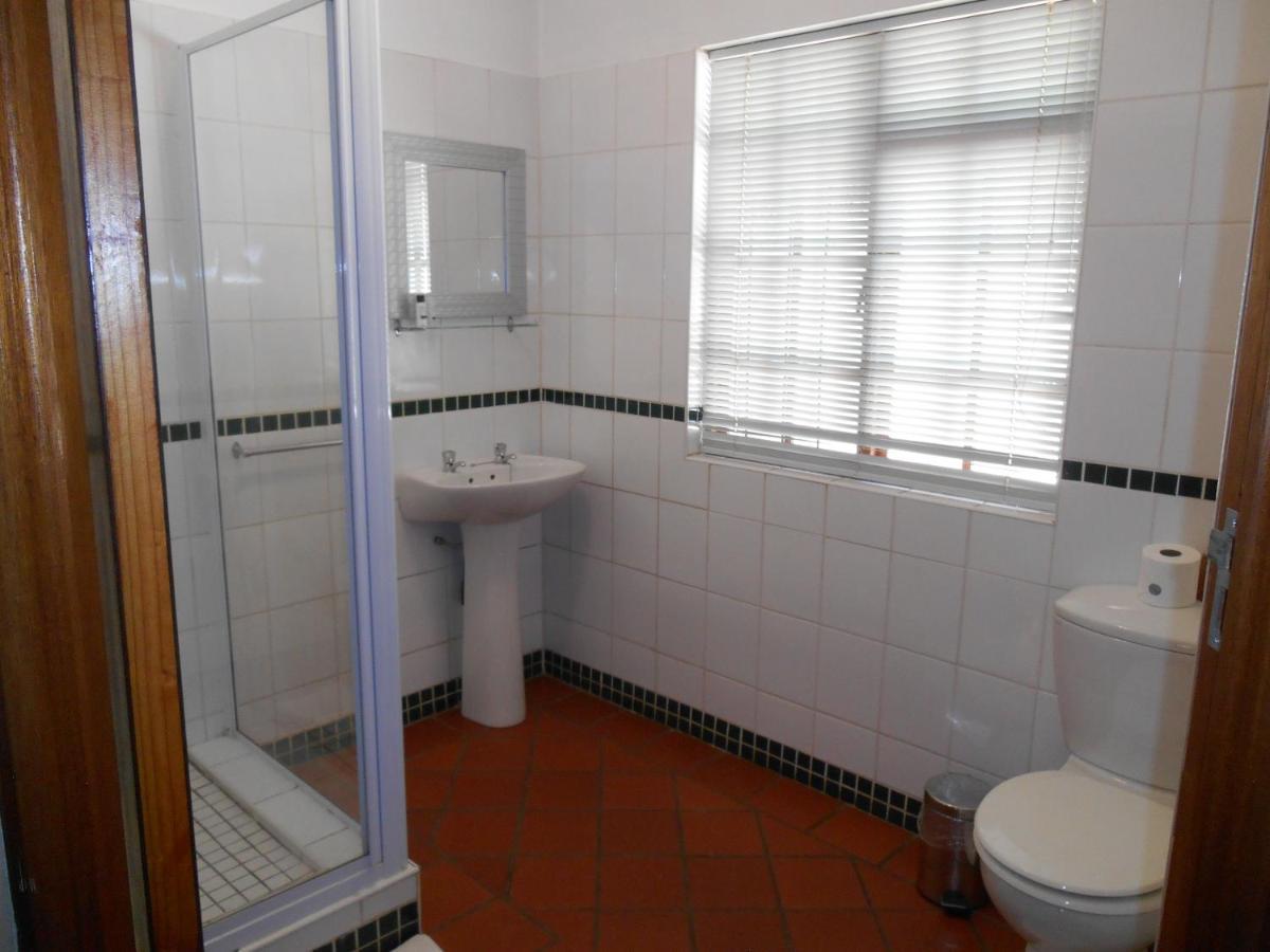 Oakwood Lodge Bloemfontein Extérieur photo Bathroom