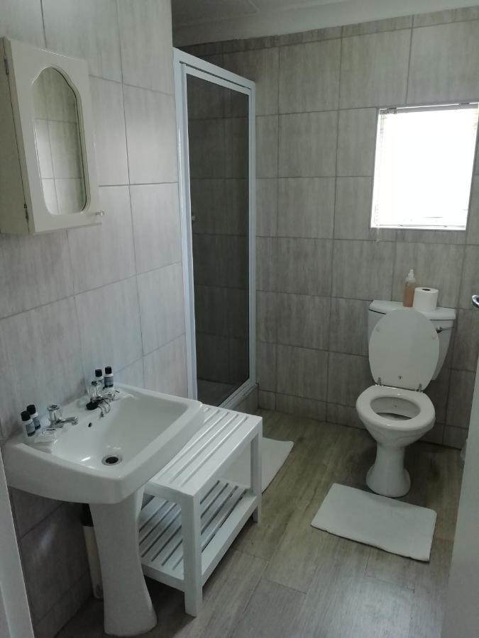 Oakwood Lodge Bloemfontein Extérieur photo A modern bathroom