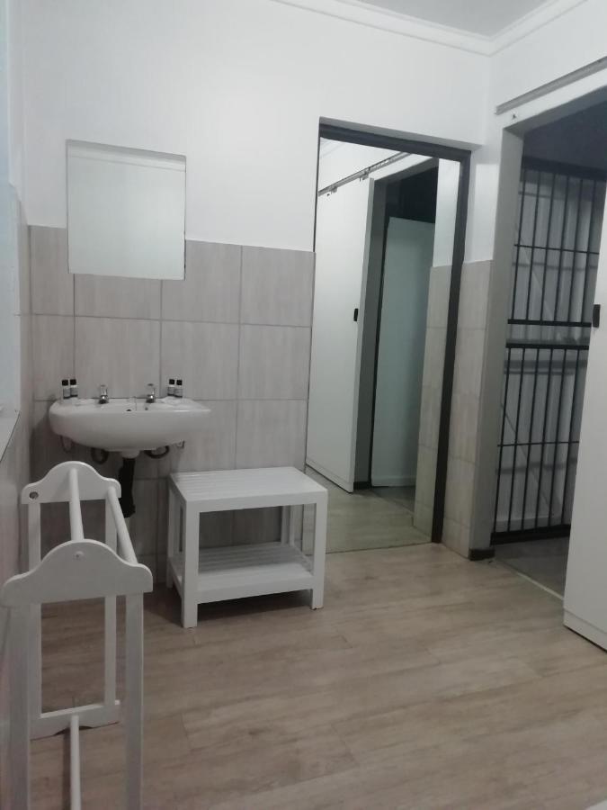 Oakwood Lodge Bloemfontein Extérieur photo A cell at the prison