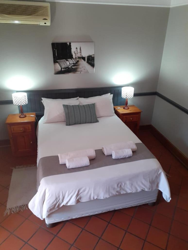 Oakwood Lodge Bloemfontein Extérieur photo A bedroom at the hotel