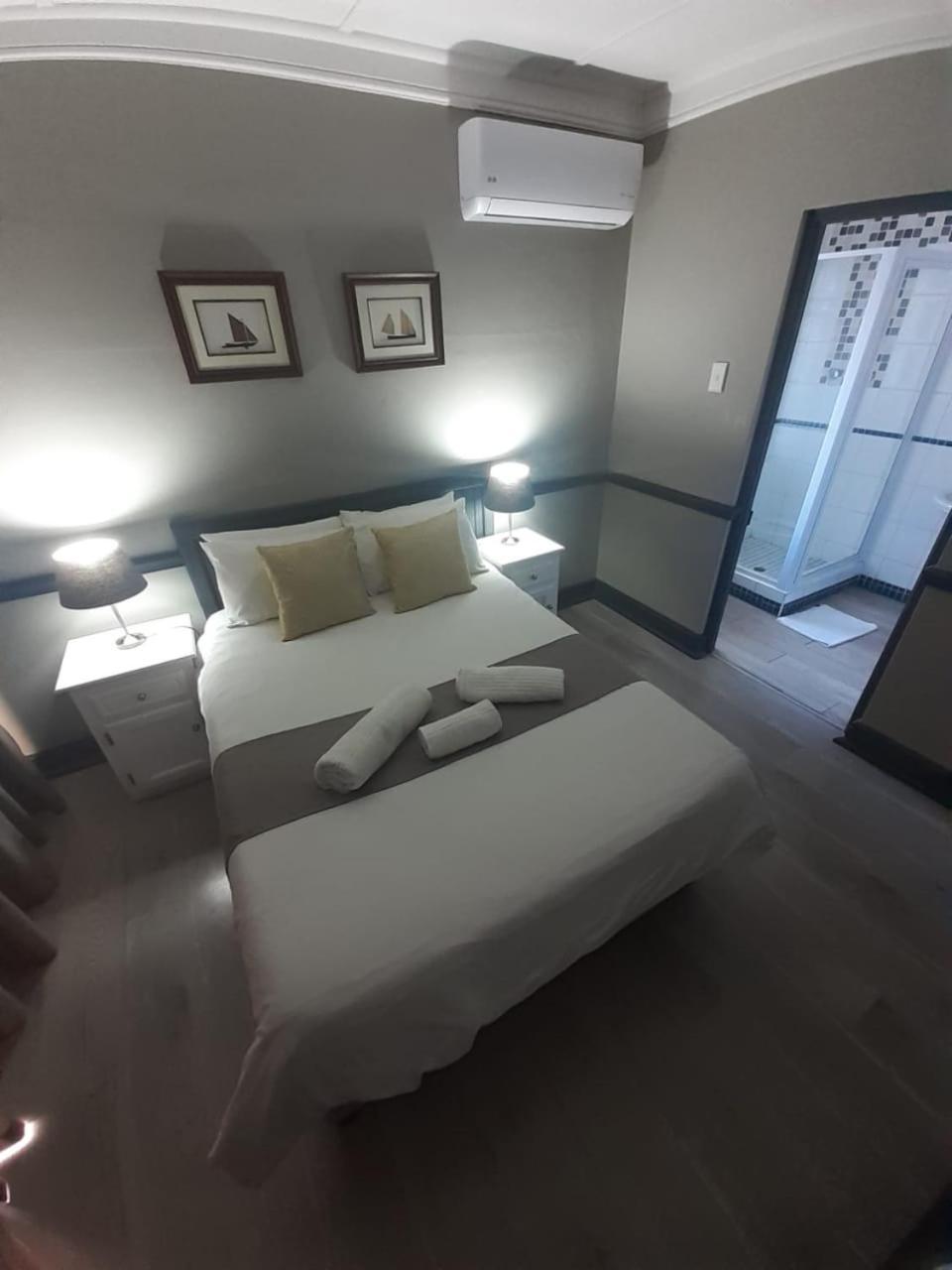 Oakwood Lodge Bloemfontein Extérieur photo A room at the hotel