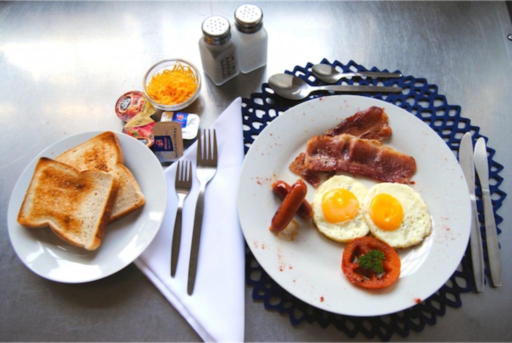 Oakwood Lodge Bloemfontein Extérieur photo English breakfast