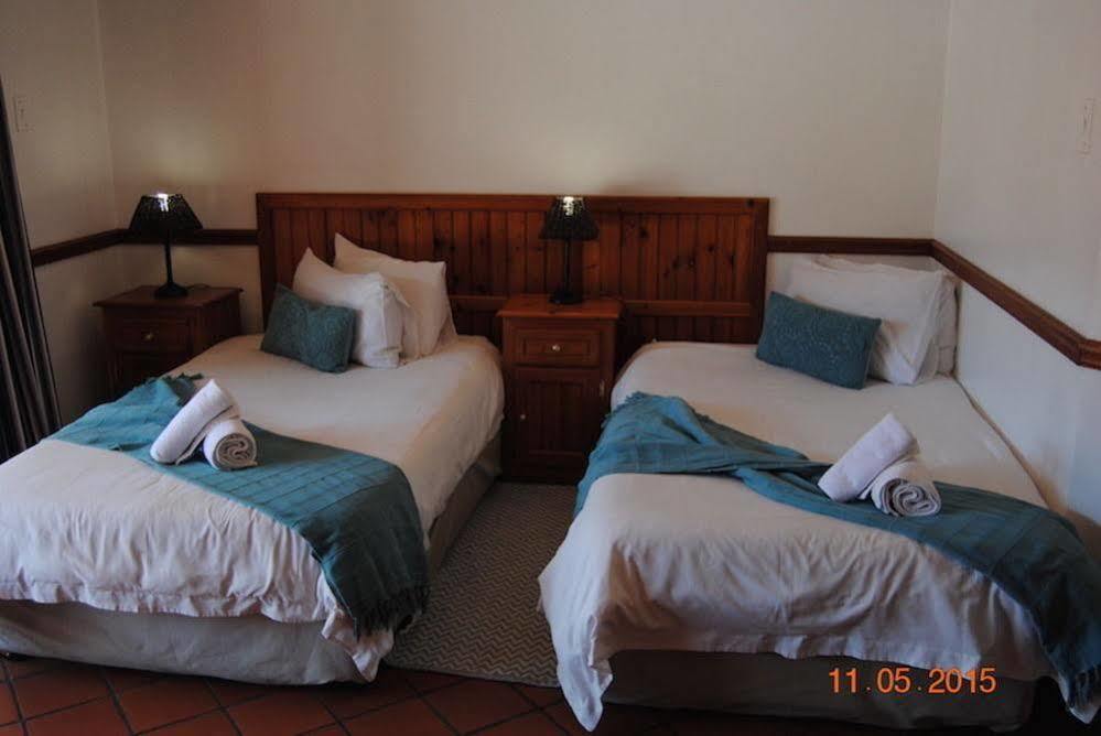 Oakwood Lodge Bloemfontein Extérieur photo A bedroom at the Protea Hotel, Port Elizabeth
