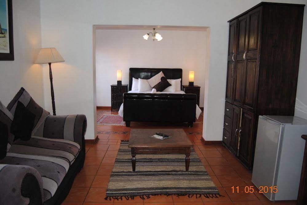 Oakwood Lodge Bloemfontein Extérieur photo A bedroom in a guest house in South Africa