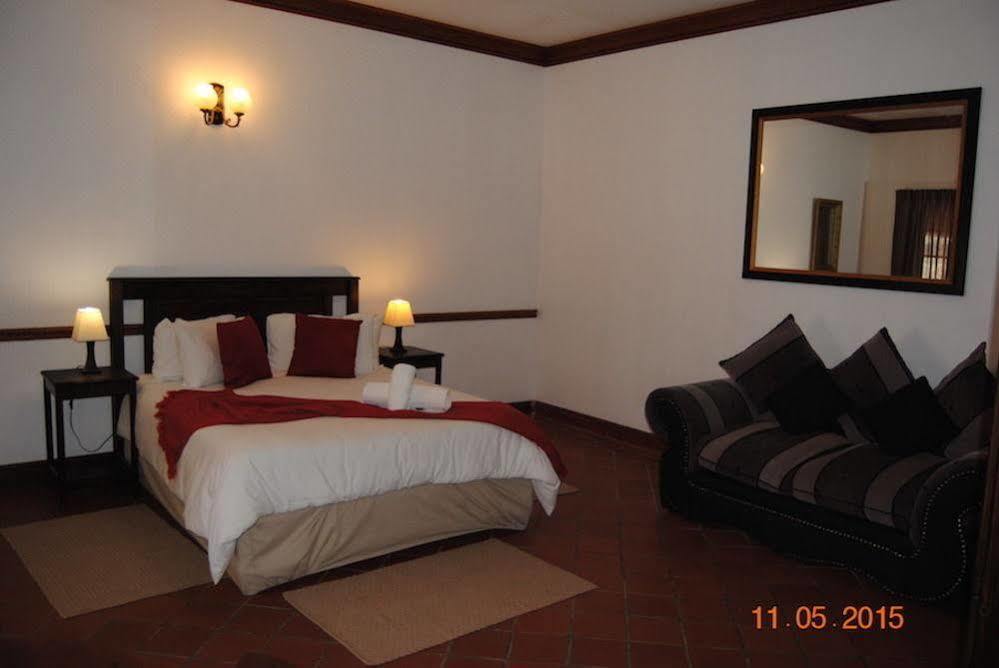 Oakwood Lodge Bloemfontein Extérieur photo A bedroom at the hotel