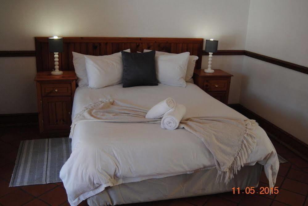 Oakwood Lodge Bloemfontein Extérieur photo A bed with a throw