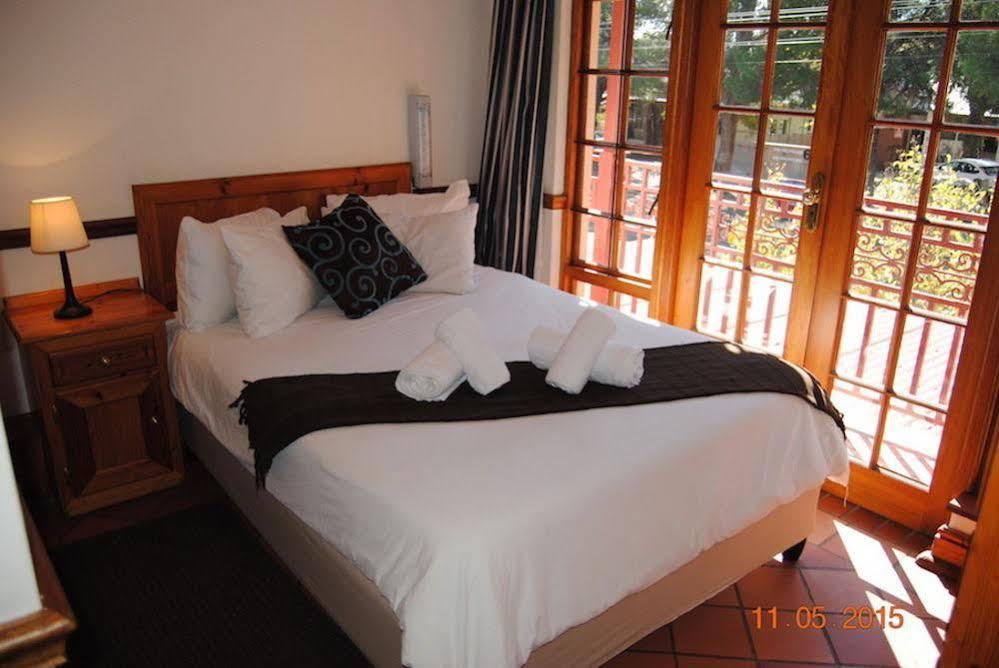 Oakwood Lodge Bloemfontein Extérieur photo A guest room at the hotel
