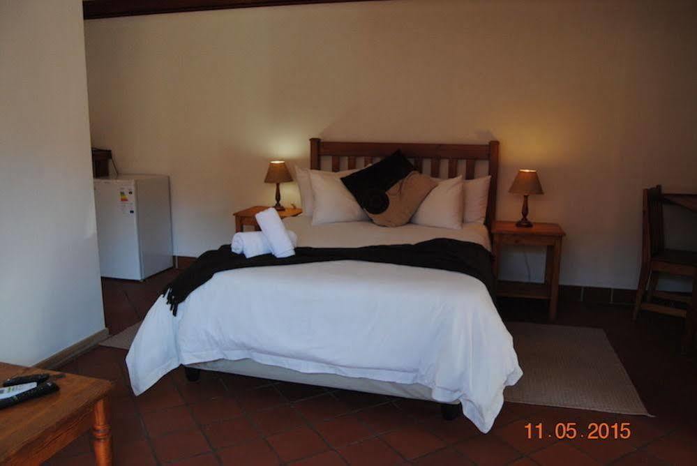 Oakwood Lodge Bloemfontein Extérieur photo A bedroom at the lodge