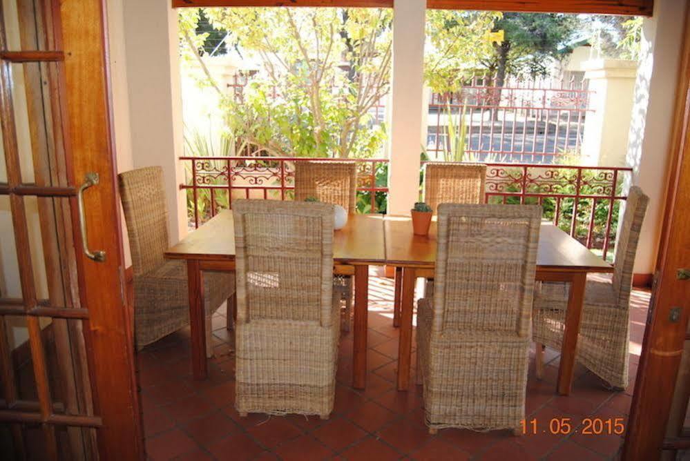 Oakwood Lodge Bloemfontein Extérieur photo The dining room at the house