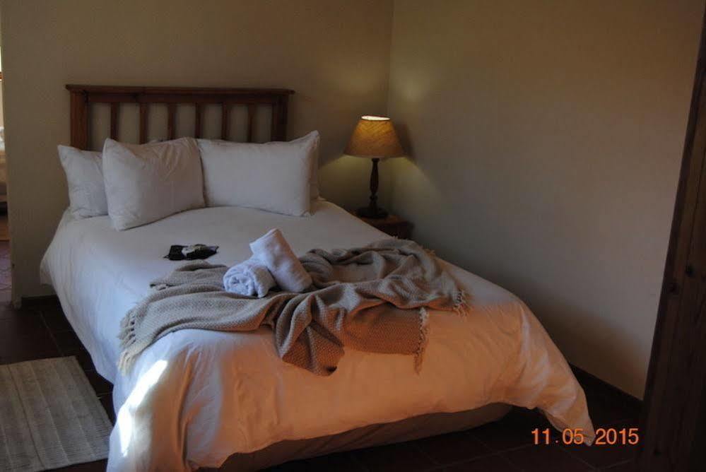 Oakwood Lodge Bloemfontein Extérieur photo A bedroom at the hotel