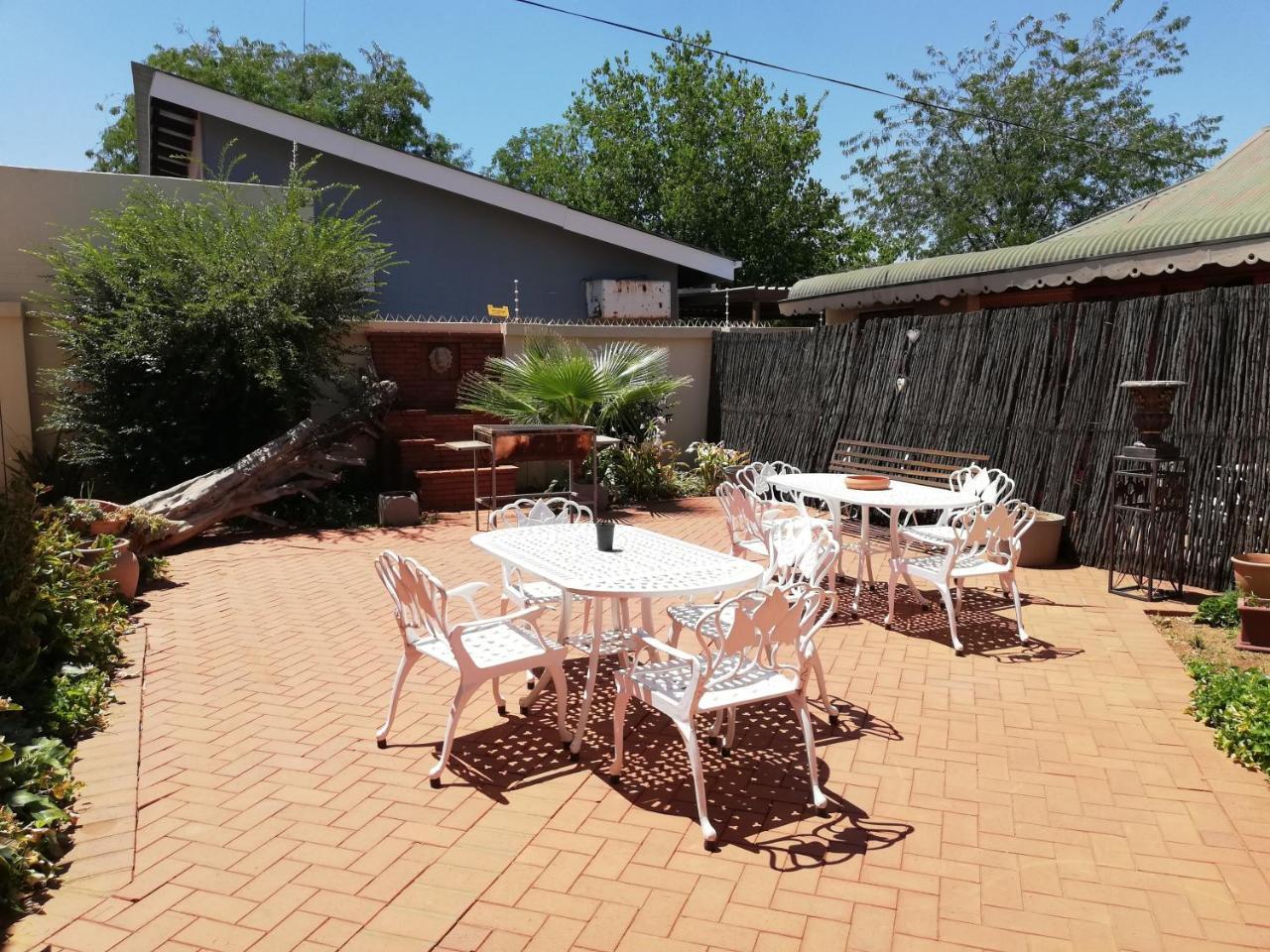 Oakwood Lodge Bloemfontein Extérieur photo The courtyard at the restaurant