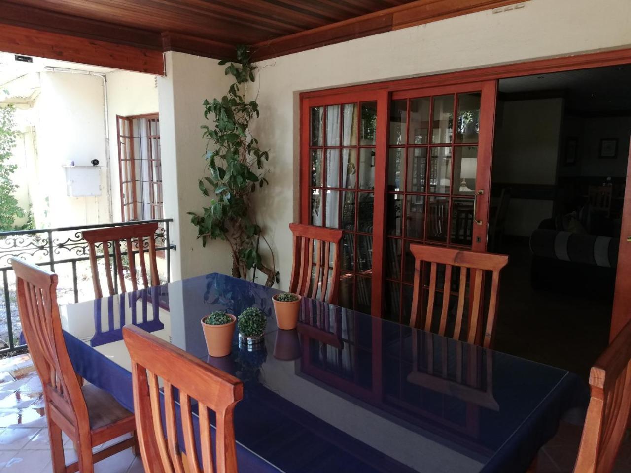 Oakwood Lodge Bloemfontein Extérieur photo A balcony in a house