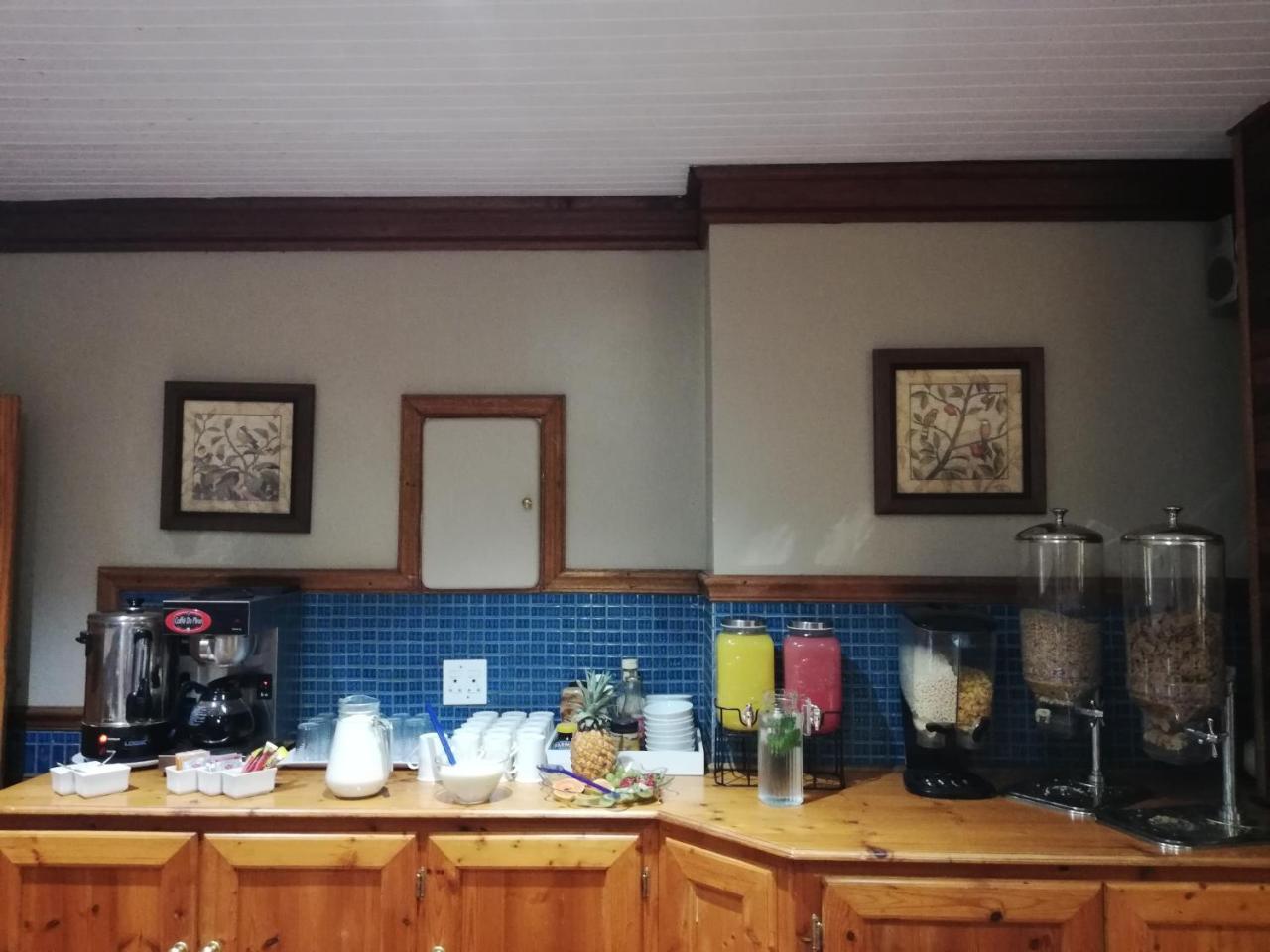 Oakwood Lodge Bloemfontein Extérieur photo The kitchen at the station